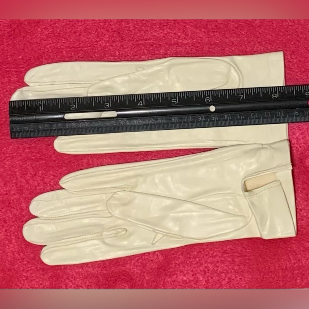 PriorityShip Vintage White Size 6.5 Madova Shiny Leather Gloves Silk Lined Wrist - Picture 4 of 8